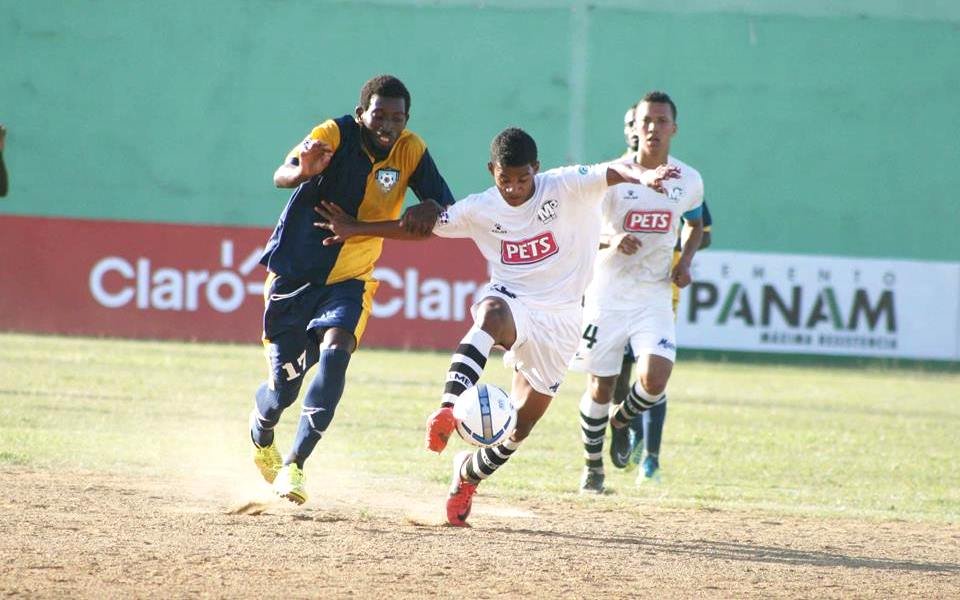 Acción del juego Moca FC vs O&M FC